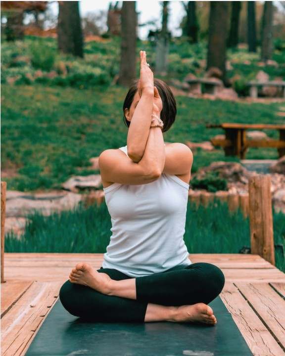 Lehrer zeigt Asana