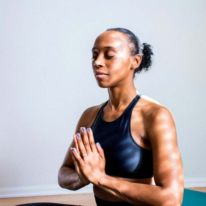 Schwangere macht Yoga
