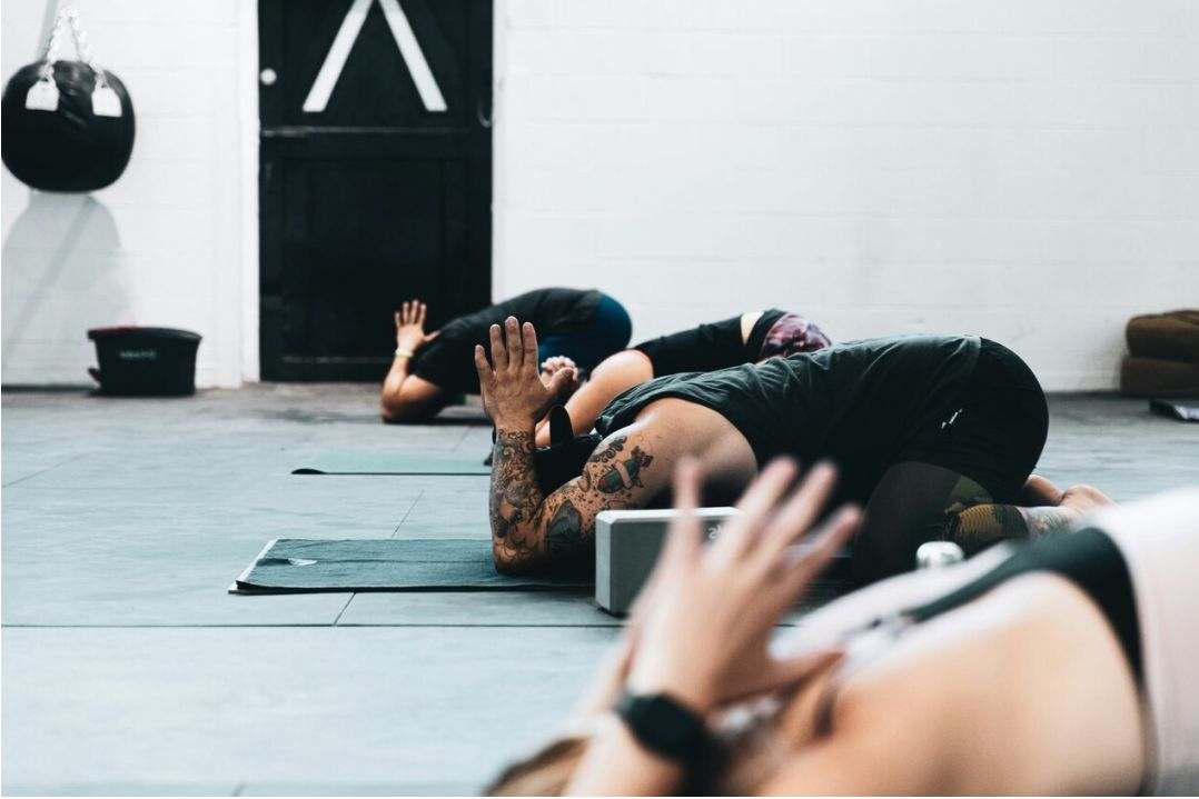 Kleine Gruppe Prenatal Yoga